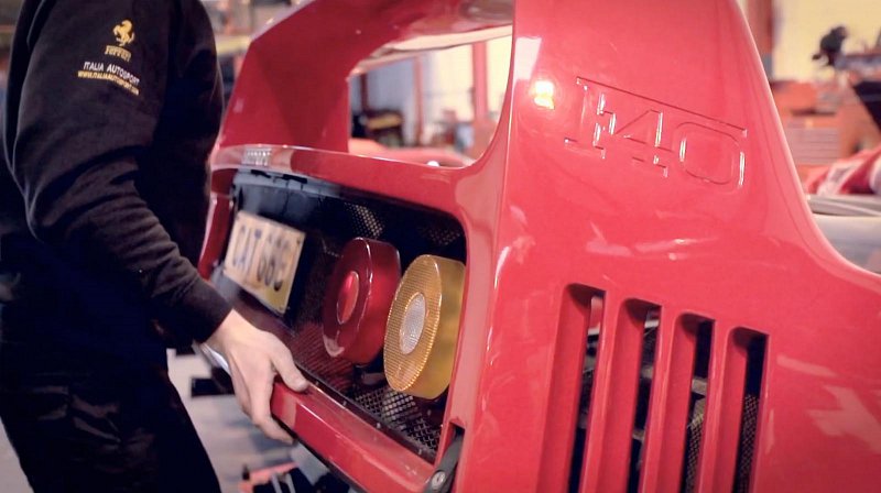 Red F40 - Engine bay